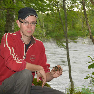 Mattias Kanckos med en flodkräfta