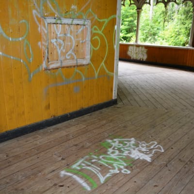 Graffiti på paviljongen på Kokonudden.