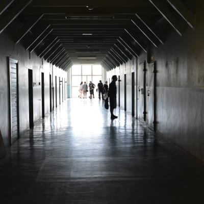 Cellkorridoren på gamla länsfängelset i Åbo under utställningen Valtio+.