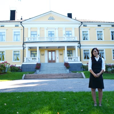 Restaurangchef Lena Magnusson framför Sannäs gård.