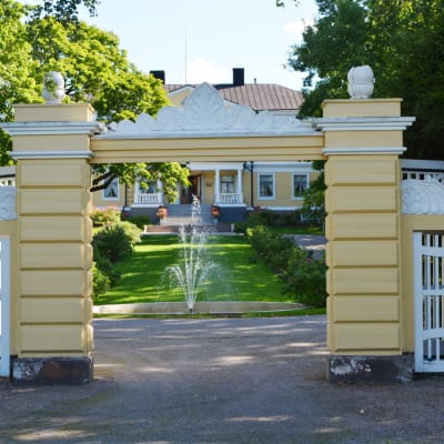 Porten till Sannäs gård.