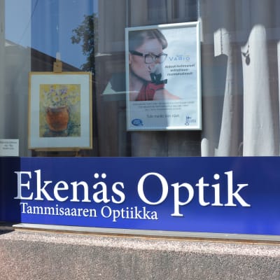 Målning, tillhandahållen av Ekenäs konstförening, i butikskyltfönster (Ekenäs Optik) vid Kungsgatan