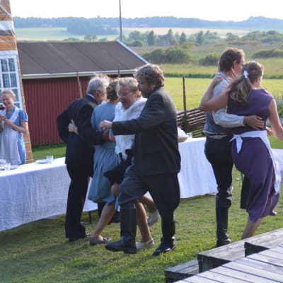 Dans i teaterpjäsen Gränsjägarens brud i Sjundeå