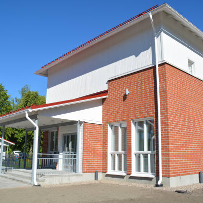 Tenala filialbibliotek flyttar till den nya daghemsbyggnaden på Sockenvägen 12, öppnar 17.8.2015.