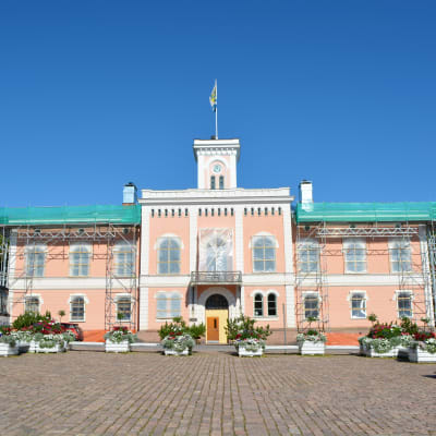 Lovisa rådhus täckt av byggställningar.