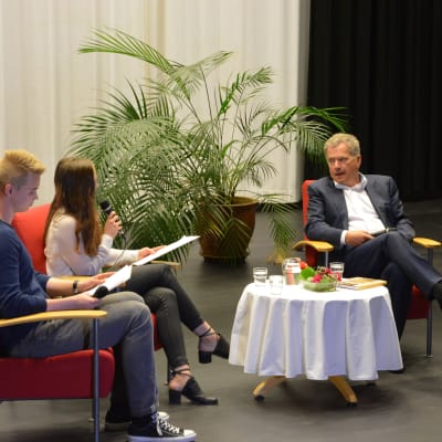 Topi Ilvesaro och Senni Lehtonen intervjuar president Sauli Niinistö.