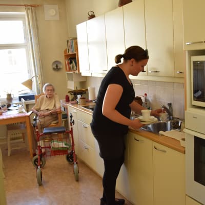Hemvårdaren Jenni Klippa hemma hos 92-åriga Göta Wallin