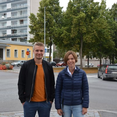 Skolgångsbiträde Rikard Lindroos och elevkårens lärarrepresentant Johanna Räihä-Jungar vid Vasa övningsskolafrå