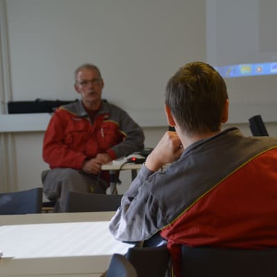 Ulf Heimberg utbildar blivande truckförare på Ssab.