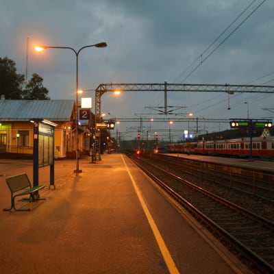 Karis tågstation, till höger syns ett Y-tåg.