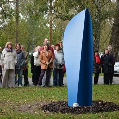 Henrik Otto Donners minnesmärke Blue Jazz Glyph i Skepparträdgården i Ekenäs.