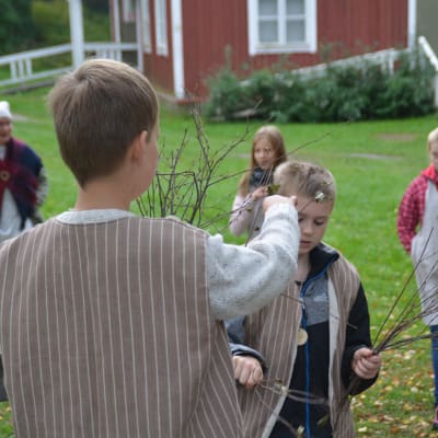 Pojkar från Merituulen koulu binder kvast på tidsresa vid Gammelgården i Ingå