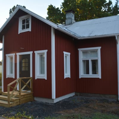 Ingå musei- och hembygdsförening har renoverat Smedsvillan i Dal, Ingå.