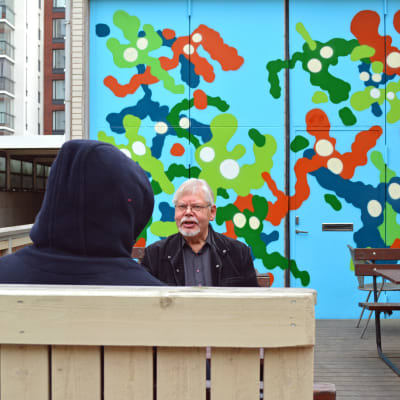 Graffitikonstnären EGS och Leif Wikholm från bostadsbolaget som beställde väggmålningen.
