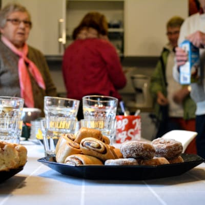 Projektet kring internetcafét har dragit med sig flertalet frivilliga.