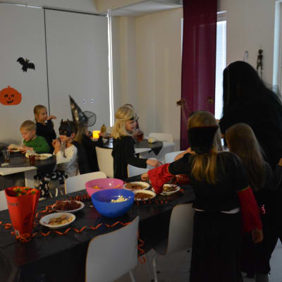 Halloweenfest på Braheskolans eftis i Åbo.