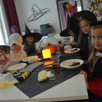 Halloweenfest på Braheskolans eftis i Åbo.