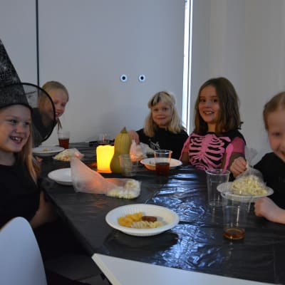 Halloweenfest på Braheskolans eftis i Åbo.
