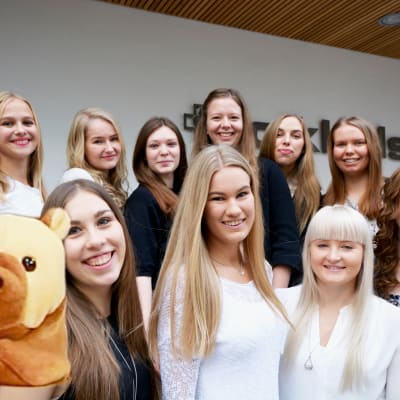 världens minsta björn intervjuar luciakandidaterna