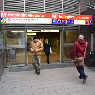 Ingången till Helsingfors universitets metrostation.
