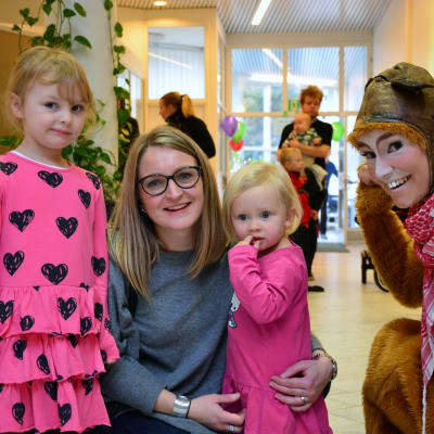 Annika Staffans med döttrarna Filippa och Bianca Ström och Hamstern på Buudagen i Smedsby i Korsholm.