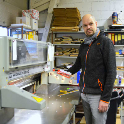 Kristian Willner med sin pappersskärare