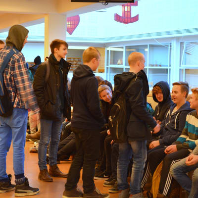 Ungdomar i Oxhamns skola i Jakobstad.