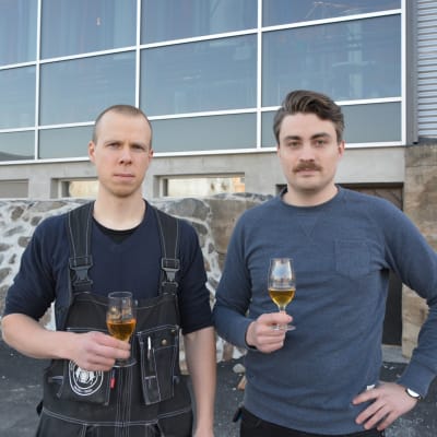Bryggare Teemu Tapio och vd Jura Mikkonen.