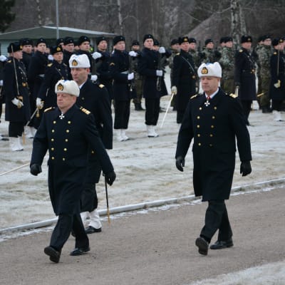 Marinens kommendör Veijo Taipalus till höger, december 2015