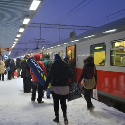 Tåget mot Kyrkslätt skulle starta 08.42 men for aldrig iväg, 12 januari 2016