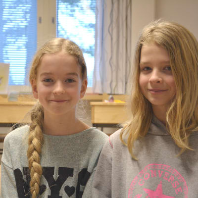 Sigrid och Freja går i skärgårdshavets skola i Korpo