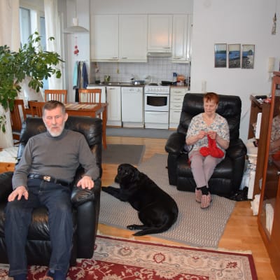Både Karl-Oskar och Annikki Skogster är synskadade och behöver färdtjänsten. Labradoren Alphonse är Annikkis ledarhund.