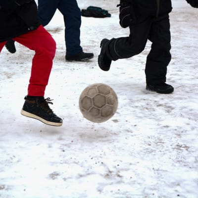 barn spelar fotboll