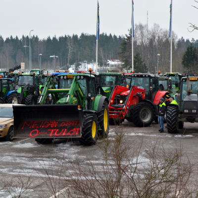 Traktorer samlade i Söderkulla inför traktormarschen.