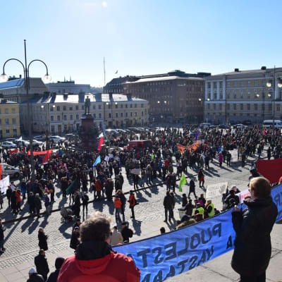 Demonstranter på Senatstorget den 12 mars 2016.