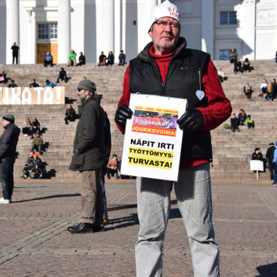 Ilkka Merikukka protesterar mot att de fattiga drabbas hårdast av regeringens nedskärningspolitik.