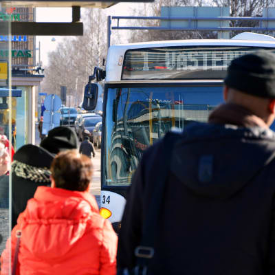 Resenärer väntar på bussen i Vasa.