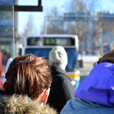 Passagerare väntar på bussen i Vasa.