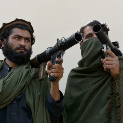 En del talibaner har lagt ner sina vapen och gjort fred med regeringen. Det här är två av 53 talibaner och medlemmar av IS som lade ner sina vapen i Jalalabad i östra Afghanistan