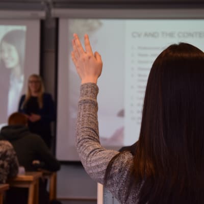 En elev markerar på lektionen.