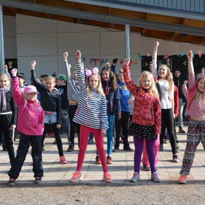 Elever i Kirjala skola deltog i dansens dag