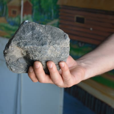 En stor sten kastades mot en anställd vid en pizzeria i Pargas.