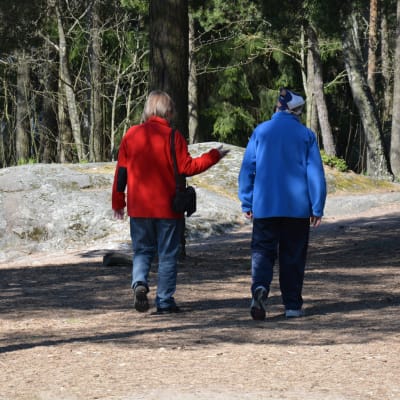Gammalt par på promenad i Kråkkärret.