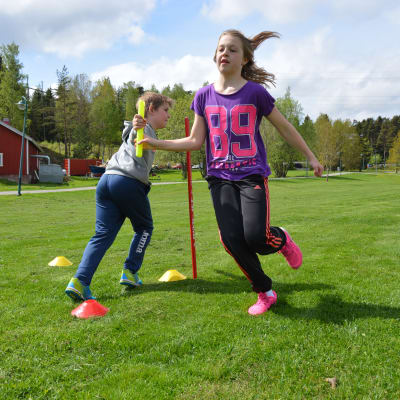S:t Karins svenska skola tränade på växlingar inför Stafettkarnevalen. På bilden Lucas Engblom och Ia Lindroos.