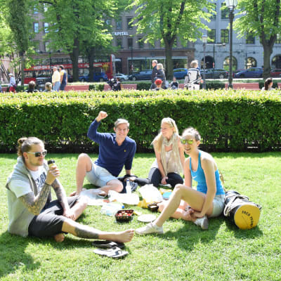 Sami, Luigi, Maija och Emma på picnic före guldmatchen