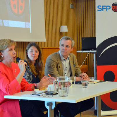 Anna-Maja Henriksson, Ida Schauman och Anders Adlercreutz under partiledardebatten i Vasa.