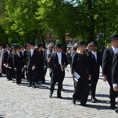 Nypromoverade doktorer vid Åbo Akademi vandrar i procession till gudstjänst i Åbo domkyrka.