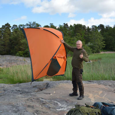 Patrik Berghäll sätter upp tältet