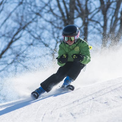 Barn skidar slalom.