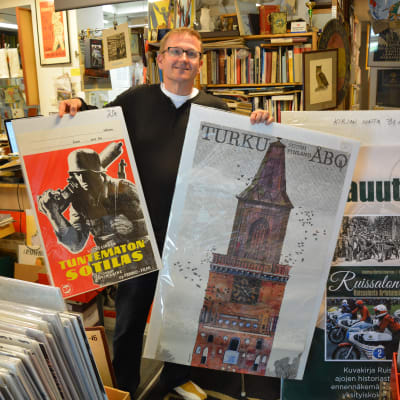 Kimmo Lampinen med några av sina affischer.